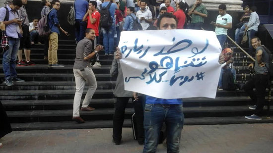 محتجون يحرقون العلم الإسرائيلى على سلالم الصحفيين (4)