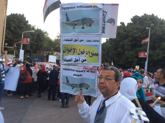 لافتات ممنوع دخول الإخوان تتصدر مسيرة لتأبين ضحايا الطائرة (2)