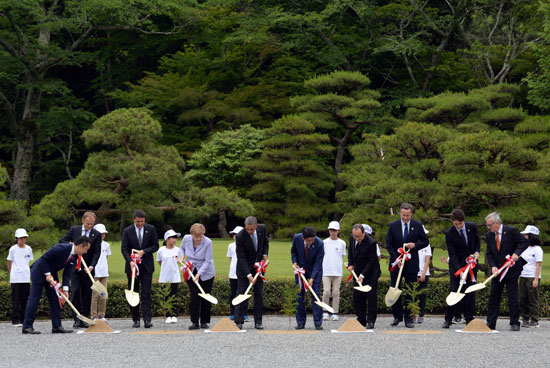  رئيس وزراء اليابان يصطحب زعماء مجموعة الـ7 لمزار دينى قبل انطلاق القمة (10)