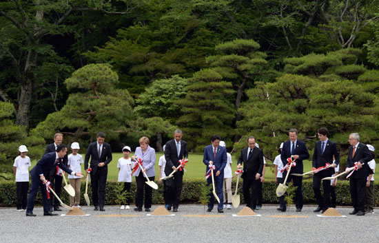  رئيس وزراء اليابان يصطحب زعماء مجموعة الـ7 لمزار دينى قبل انطلاق القمة (9)