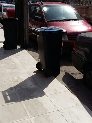 أصحاب محلات مصر الجديدة يغلقون صناديق القمامة بالجنازير (1)