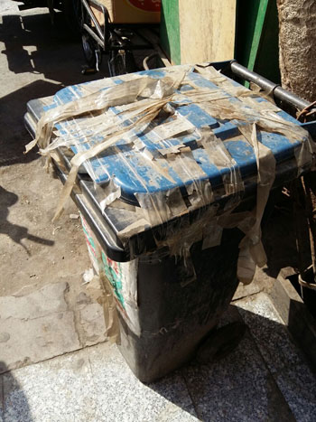 أصحاب محلات مصر الجديدة يغلقون صناديق القمامة بالجنازير (3)