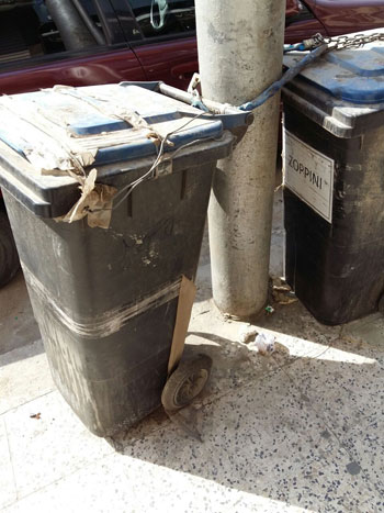 أصحاب محلات مصر الجديدة يغلقون صناديق القمامة بالجنازير (5)