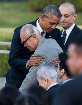 أوباما يواسى الناجين من قنبلة هيروشيما (10)