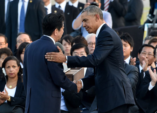 أوباما يواسى الناجين من قنبلة هيروشيما (12)