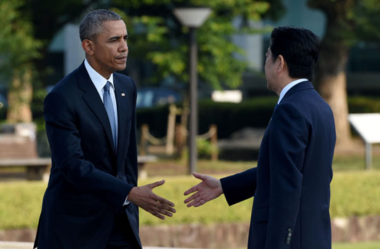 أوباما يواسى الناجين من قنبلة هيروشيما (15)