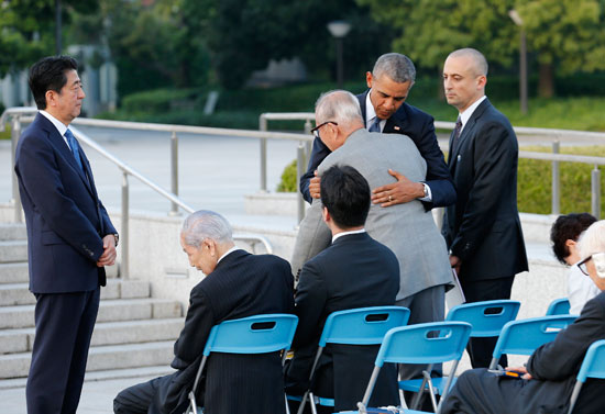 أوباما يواسى الناجين من قنبلة هيروشيما (21)