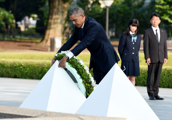 أوباما يواسى الناجين من قنبلة هيروشيما (3)