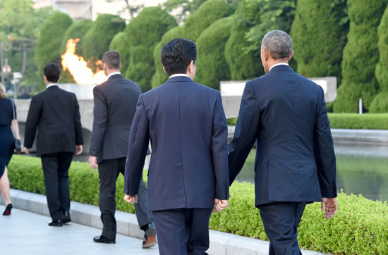 أوباما يواسى الناجين من قنبلة هيروشيما (6)