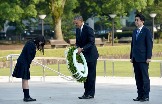 أوباما يواسى الناجين من قنبلة هيروشيما (9)