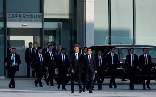 أوباما يواسى الناجين من قنبلة هيروشيما (1)