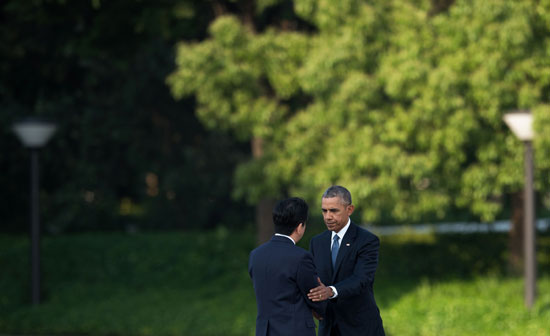 أوباما يواسى الناجين من قنبلة هيروشيما (2)