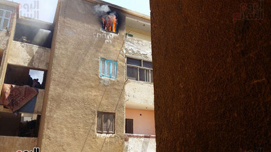 حريق يلتهم شقة سكنية فى سوهاج وإصابة أصحابها باختناق  (1)