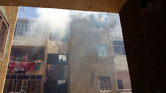 حريق يلتهم شقة سكنية فى سوهاج وإصابة أصحابها باختناق  (2)