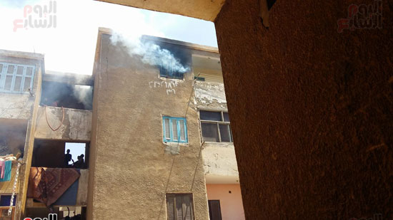 حريق يلتهم شقة سكنية فى سوهاج وإصابة أصحابها باختناق  (4)