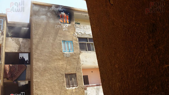 حريق يلتهم شقة سكنية فى سوهاج وإصابة أصحابها باختناق  (5)