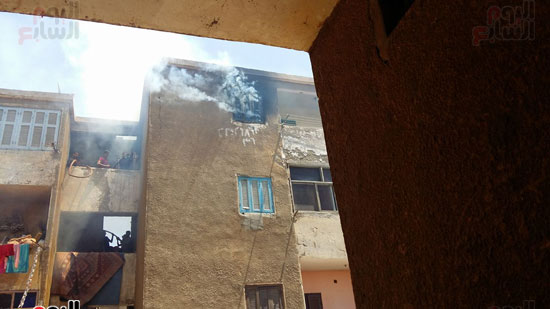 حريق يلتهم شقة سكنية فى سوهاج وإصابة أصحابها باختناق  (7)
