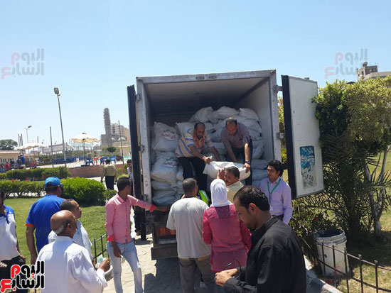 توزيع 3500 جوال للسلع الغذائية غرب الإسكندرية (1)
