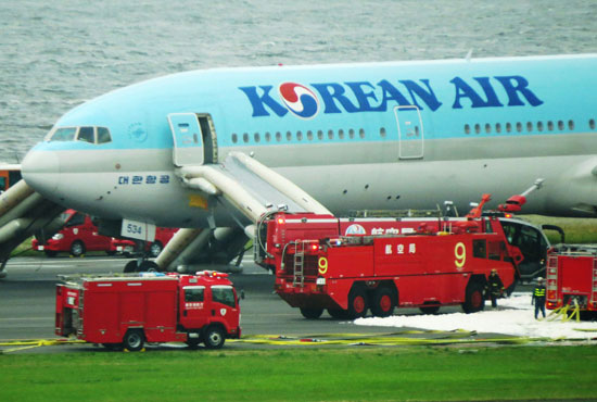 نشوب-حريق-فى-محرك-طائرة-كورية-فى-طوكيو-وإجلاء-الركاب-(3)