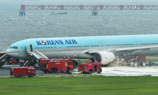 نشوب-حريق-فى-محرك-طائرة-كورية-فى-طوكيو-وإجلاء-الركاب-(4)