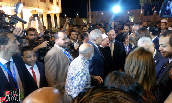 إبراهيم محلب و6 وزراء يفتتحون مستشفى الأورام فى الأقصر (4)