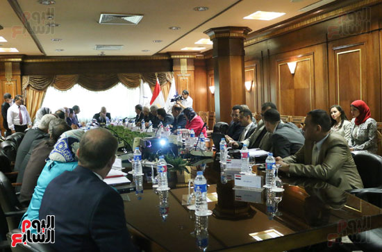 وزير النقل يجتمع مع قيادات ميناء الإسكندرية لمعرفة مستجدات التطوير (1)