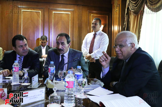 وزير النقل يجتمع مع قيادات ميناء الإسكندرية لمعرفة مستجدات التطوير (2)