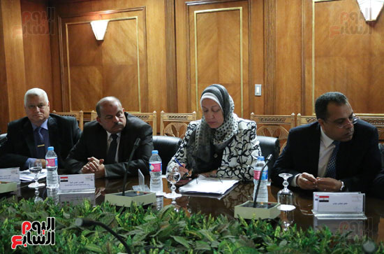 وزير النقل يجتمع مع قيادات ميناء الإسكندرية لمعرفة مستجدات التطوير (3)