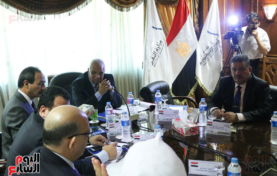 وزير النقل يجتمع مع قيادات ميناء الإسكندرية لمعرفة مستجدات التطوير (4)