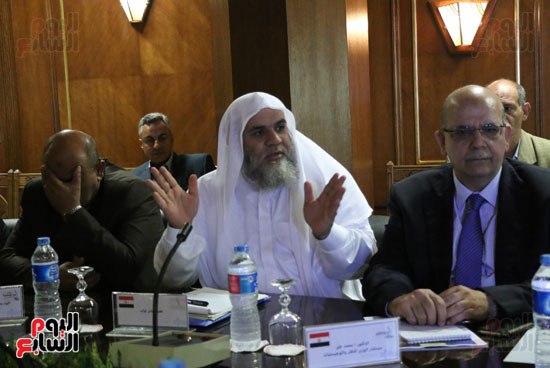 وزير النقل يجتمع مع قيادات ميناء الإسكندرية لمعرفة مستجدات التطوير (5)