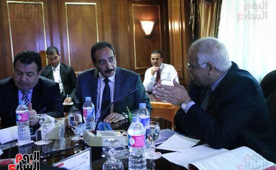 وزير النقل يجتمع مع قيادات ميناء الإسكندرية لمعرفة مستجدات التطوير (6)