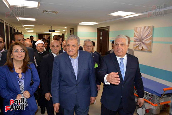 إبراهيم محلب و6 وزراء يفتتحون مستشفى الأورام فى الأقصر  (18)