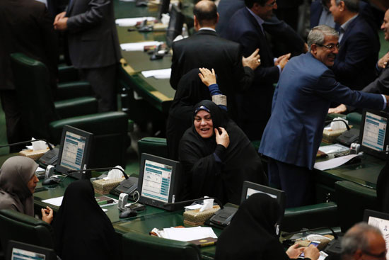 نواب البرلمان الإيرانى يؤدون اليمين بحضور روحانى (13)