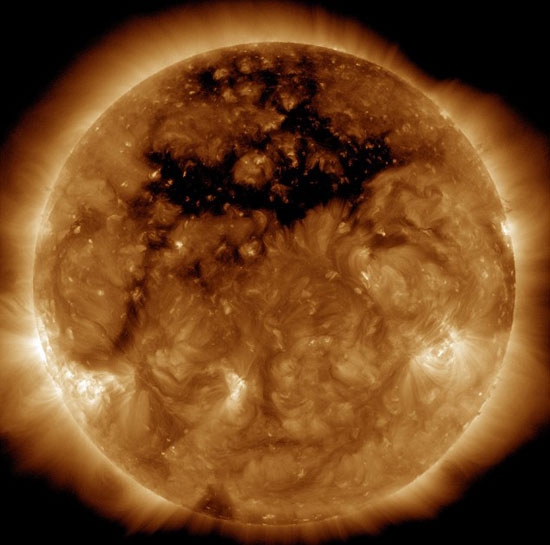 علماء ناسا يرصدون ثقبا مظلما عملاقا داخل الشمس (1)