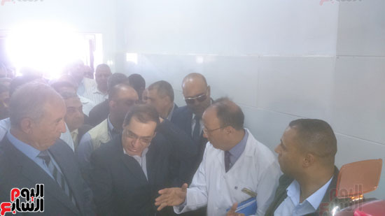 وزير البترول ومحافظ البحر الأحمر يتفقدان مستشفى غارب المركزى (3)