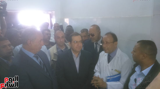 وزير البترول ومحافظ البحر الأحمر يتفقدان مستشفى غارب المركزى (4)