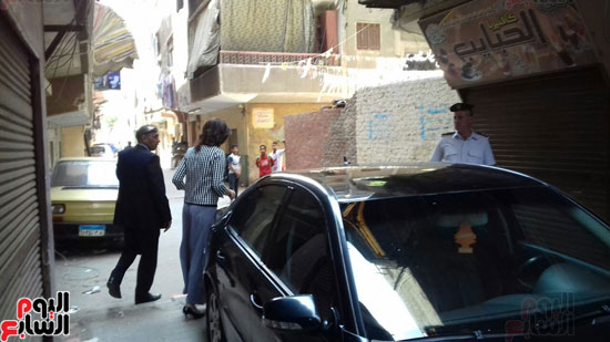 وزيرة الهجرة أثناء توجهها لزيارة أسرة الشاب المعتدى عليه بالكويت (2)