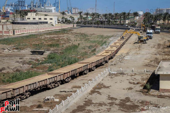 1ميناء دمياط يستقبل أول شحنة فوسفات منقولة بالسكة الحديد (2)