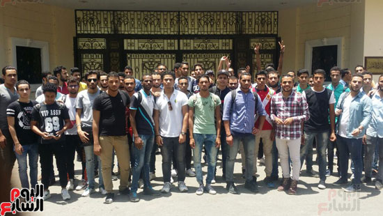 طلاب الدبلومات الفنية يتظاهرون أمام وزارة التعليم بسبب صعوبة الامتحانات (1)