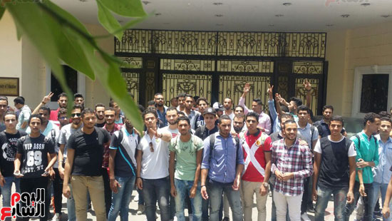 طلاب الدبلومات الفنية يتظاهرون أمام وزارة التعليم بسبب صعوبة الامتحانات (2)