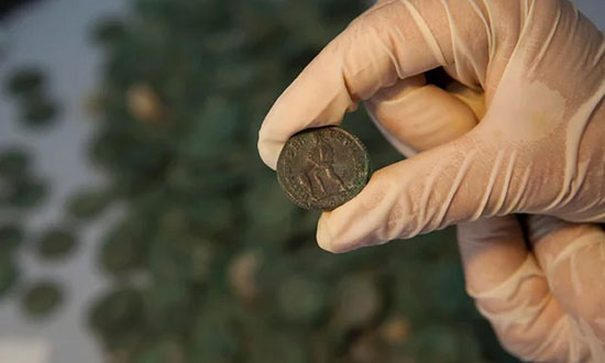 إسبانيا تكتشف كنزا كبيرا من العملات الرومانية (1)