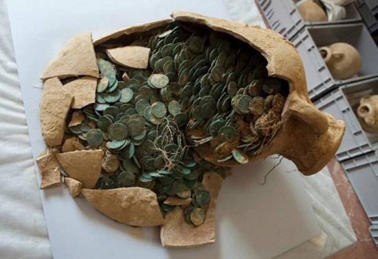 إسبانيا تكتشف كنزا كبيرا من العملات الرومانية (2)