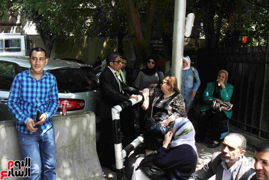 توافد عدد من الصحفيين إلى محيط قسم قصر النيل للتضامن مع النقيب (13)