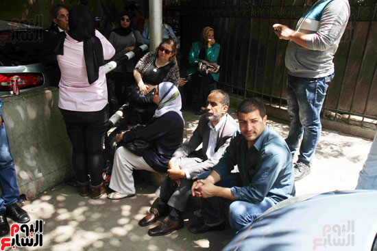 توافد عدد من الصحفيين إلى محيط قسم قصر النيل للتضامن مع النقيب (16)