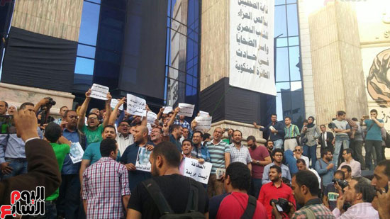 وقفة احتجاجية للصحفيين على سلالم النقابة احتجاجا على احتجاز يحيى قلاش (1)