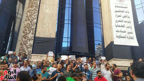 وقفة احتجاجية للصحفيين على سلالم النقابة احتجاجا على احتجاز يحيى قلاش (2)