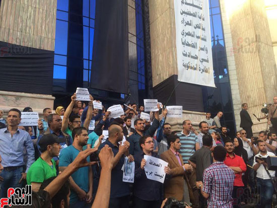 وقفة احتجاجية للصحفيين على سلالم النقابة احتجاجا على احتجاز يحيى قلاش (3)