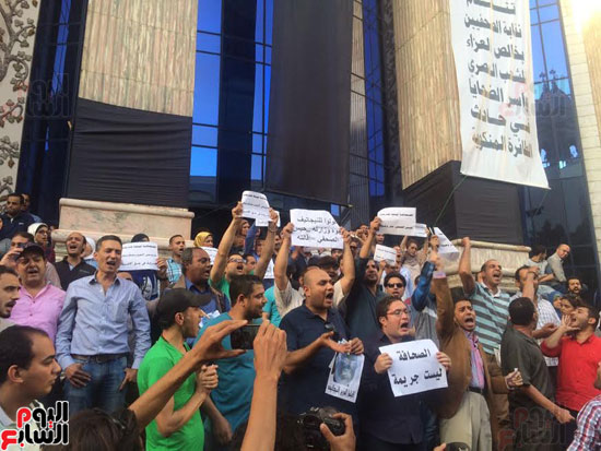 وقفة احتجاجية للصحفيين على سلالم النقابة احتجاجا على احتجاز يحيى قلاش (4)
