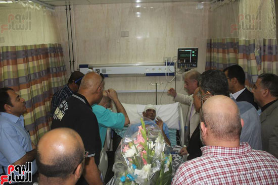 محافظ جنوب سيناء يزور مساعد مدير الأمن ونجله بمستشفى الطور العام (1)