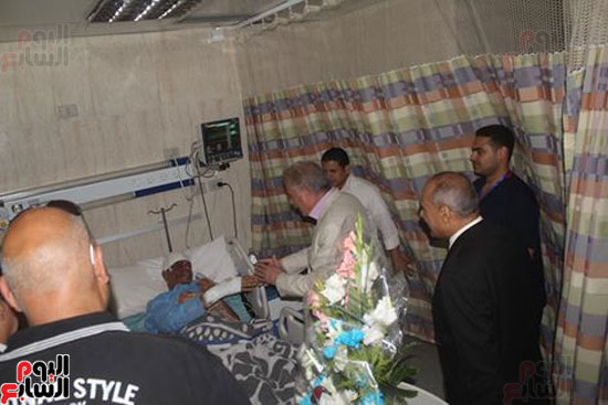 محافظ جنوب سيناء يزور مساعد مدير الأمن ونجله بمستشفى الطور العام (3)